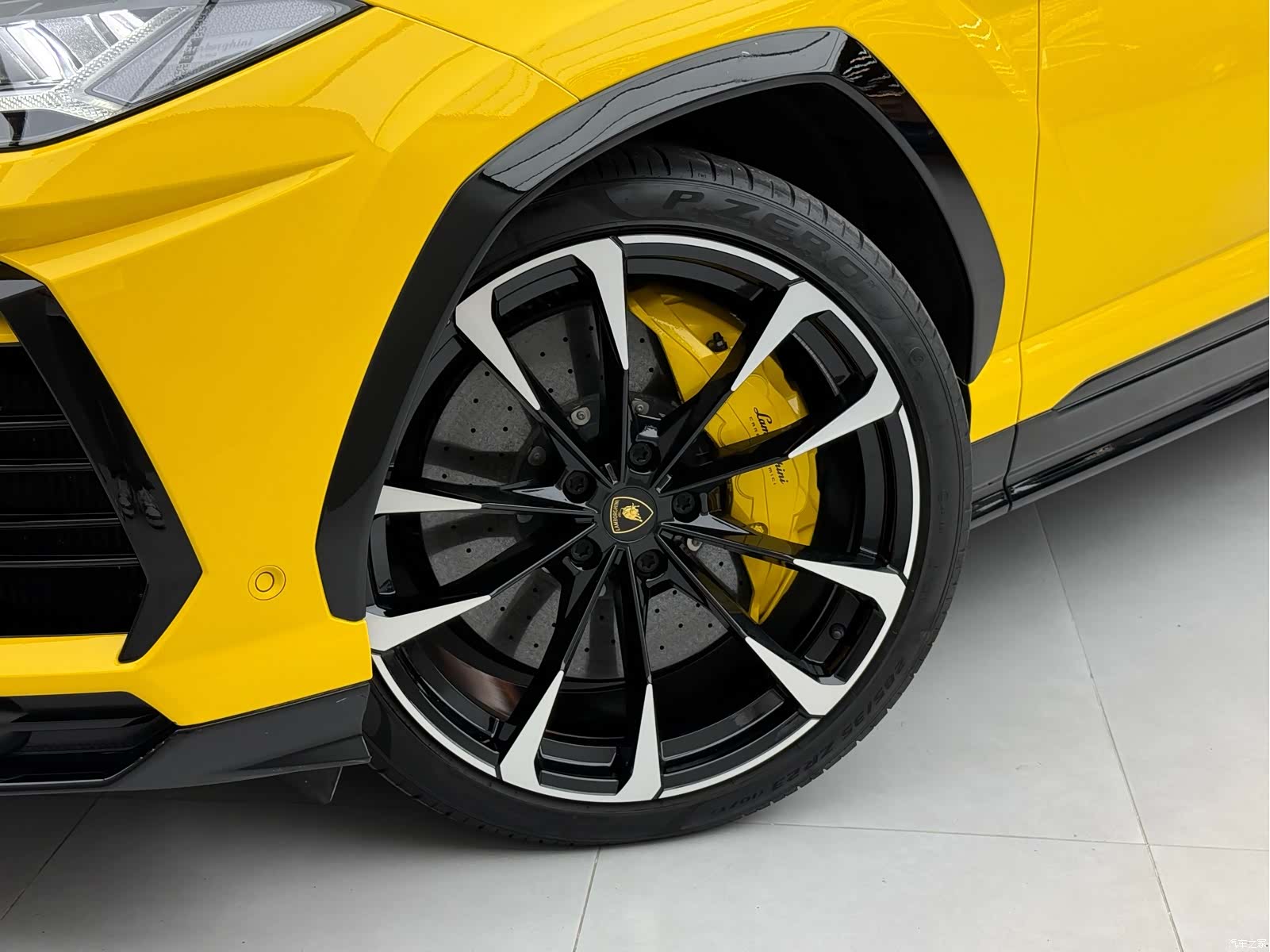 Lamborghini Urus, 2023 9