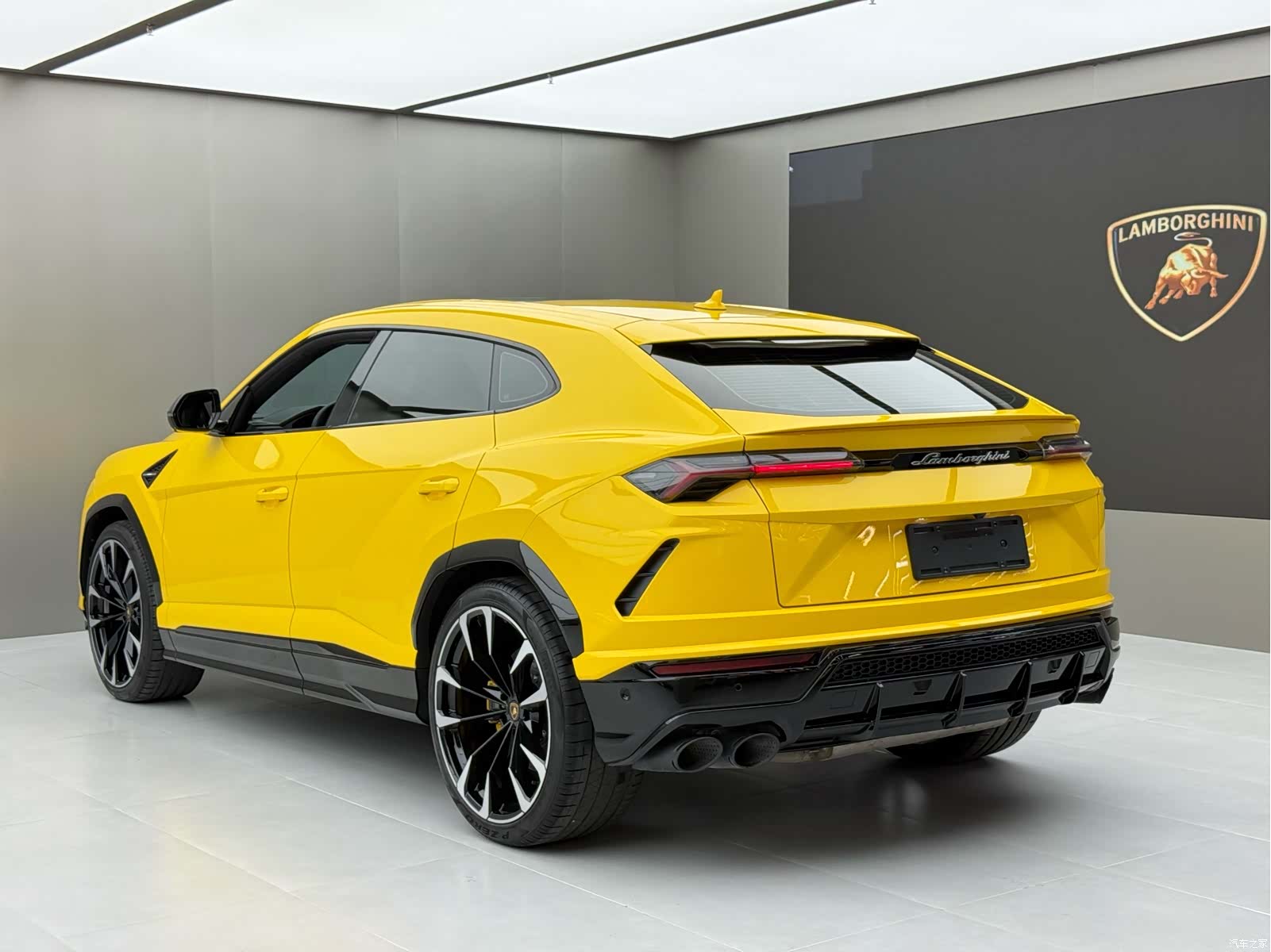 Lamborghini Urus, 2023 6