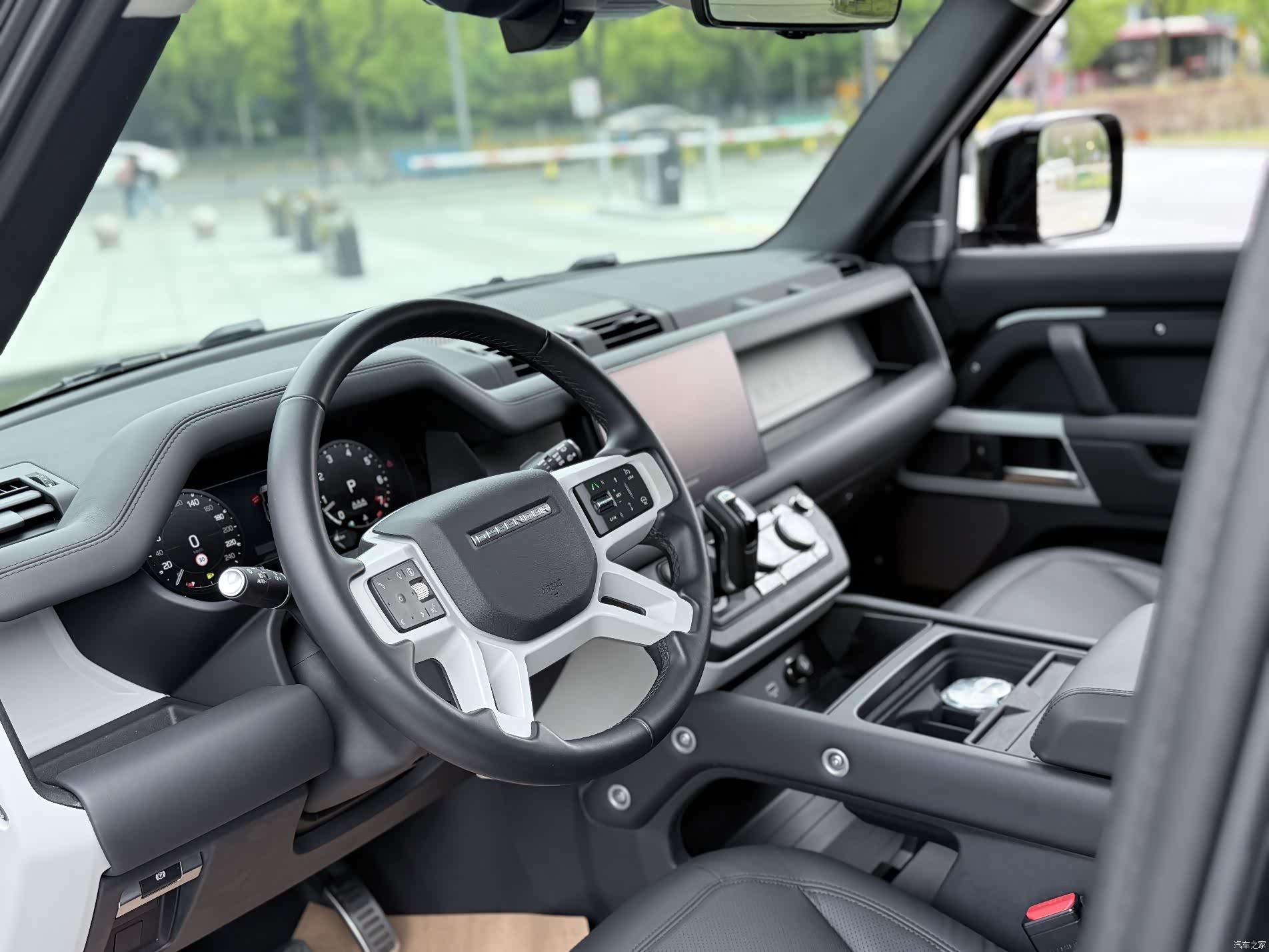 Land Rover Defender, 2024 7