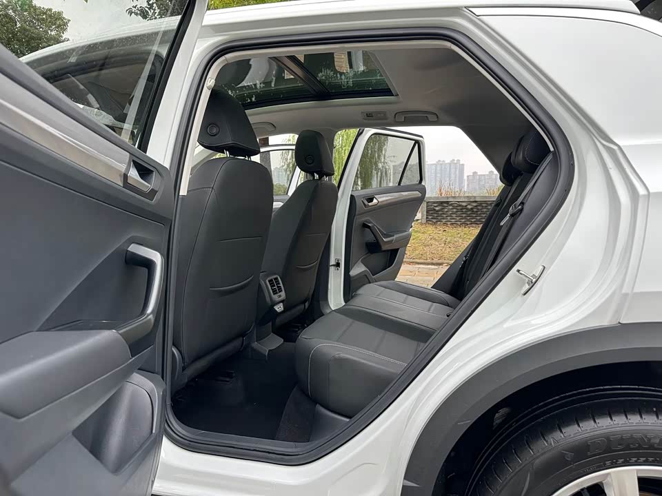 Volkswagen T-ROC exploring Songs