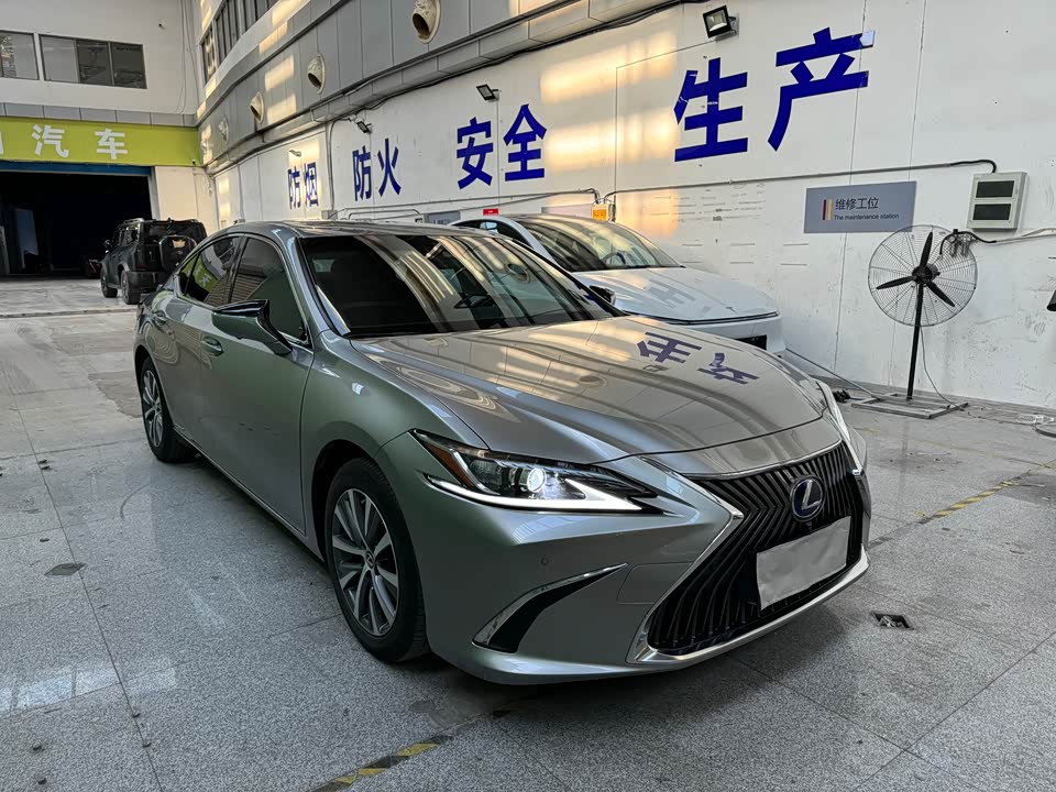 Lexus ES