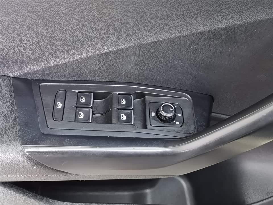 Volkswagen T-ROC exploring Songs