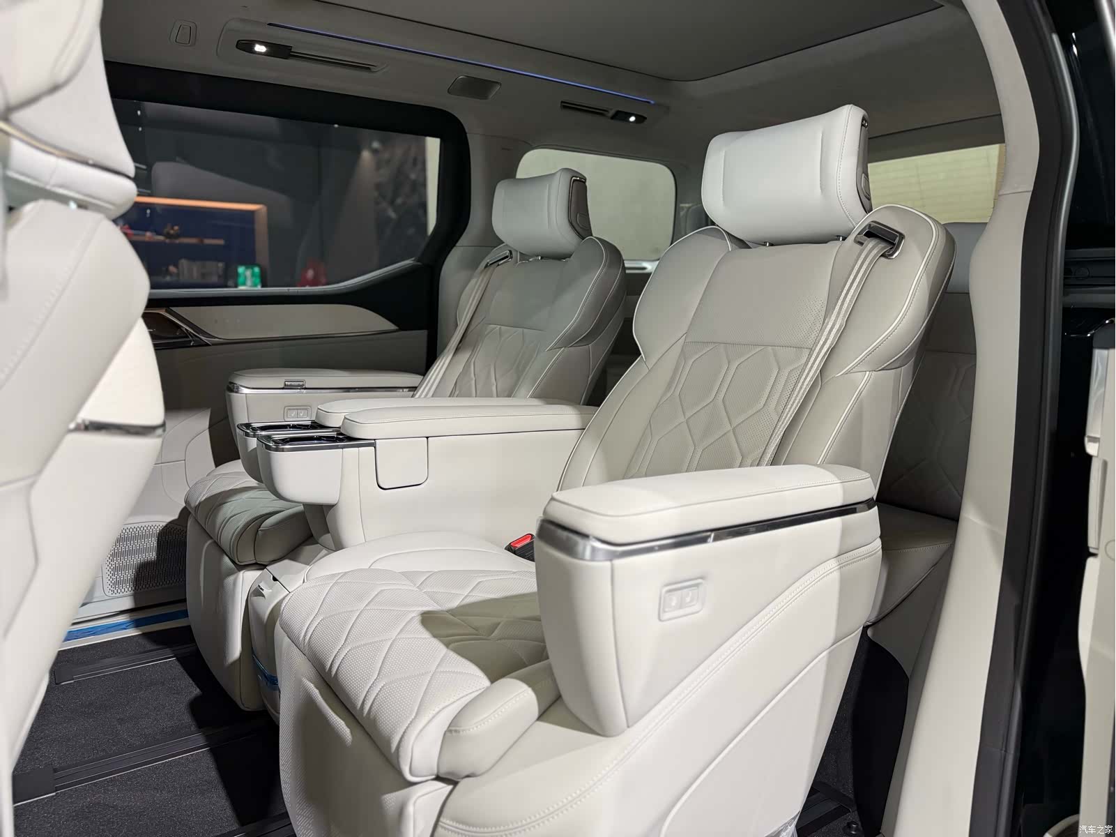 Volvo EM90, 2026 14