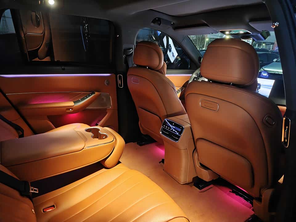 AITO Ask the world M8