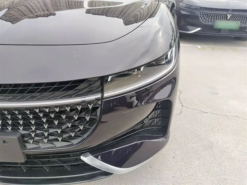 VOYAH Lantu chasing light