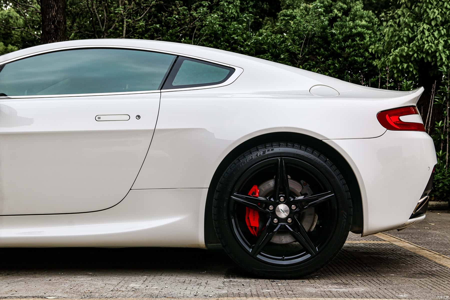 Aston Martin Vantage, 2016 все фото