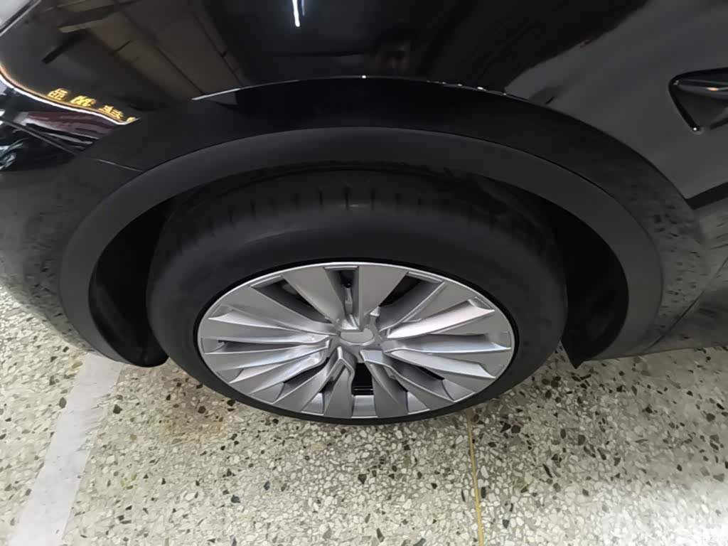 Tesla Model Y, 2024 23