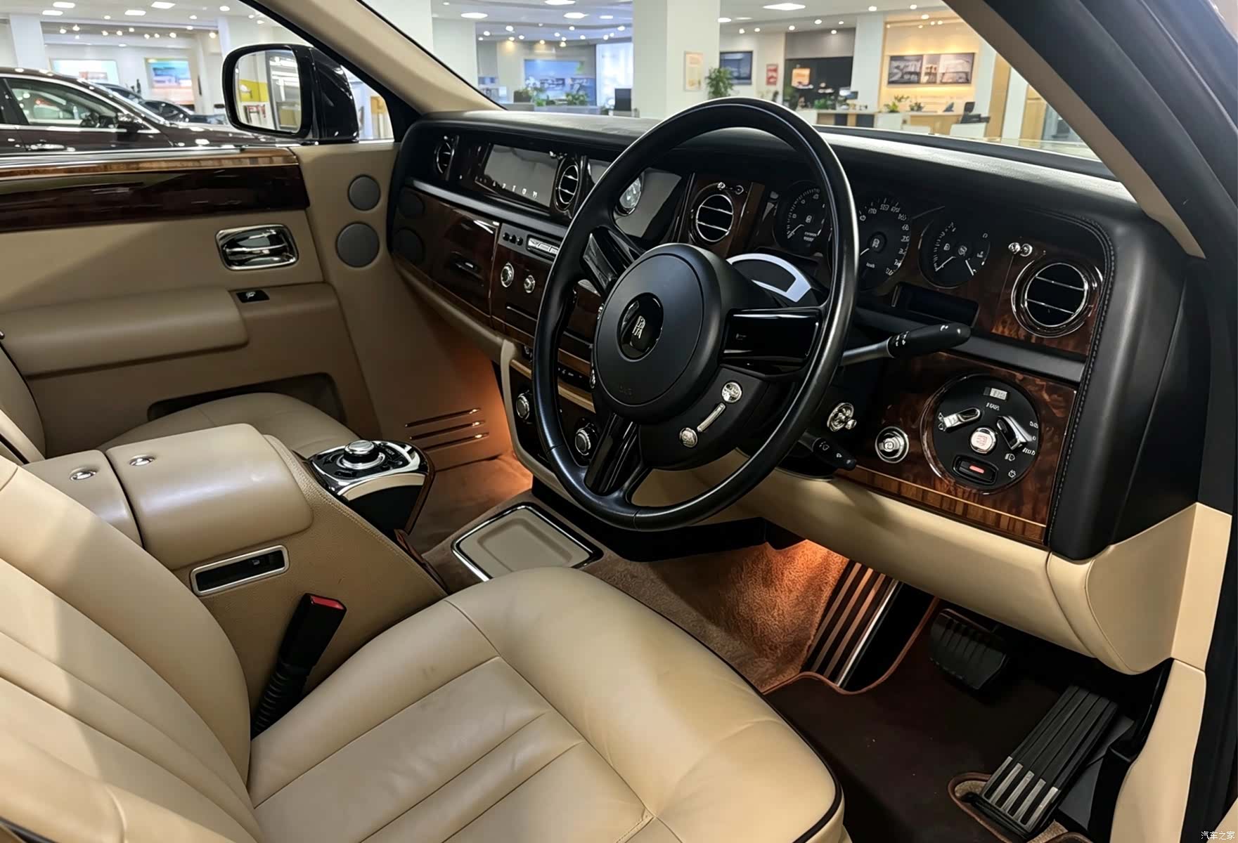 Rolls-Royce Phantom, 2016 4