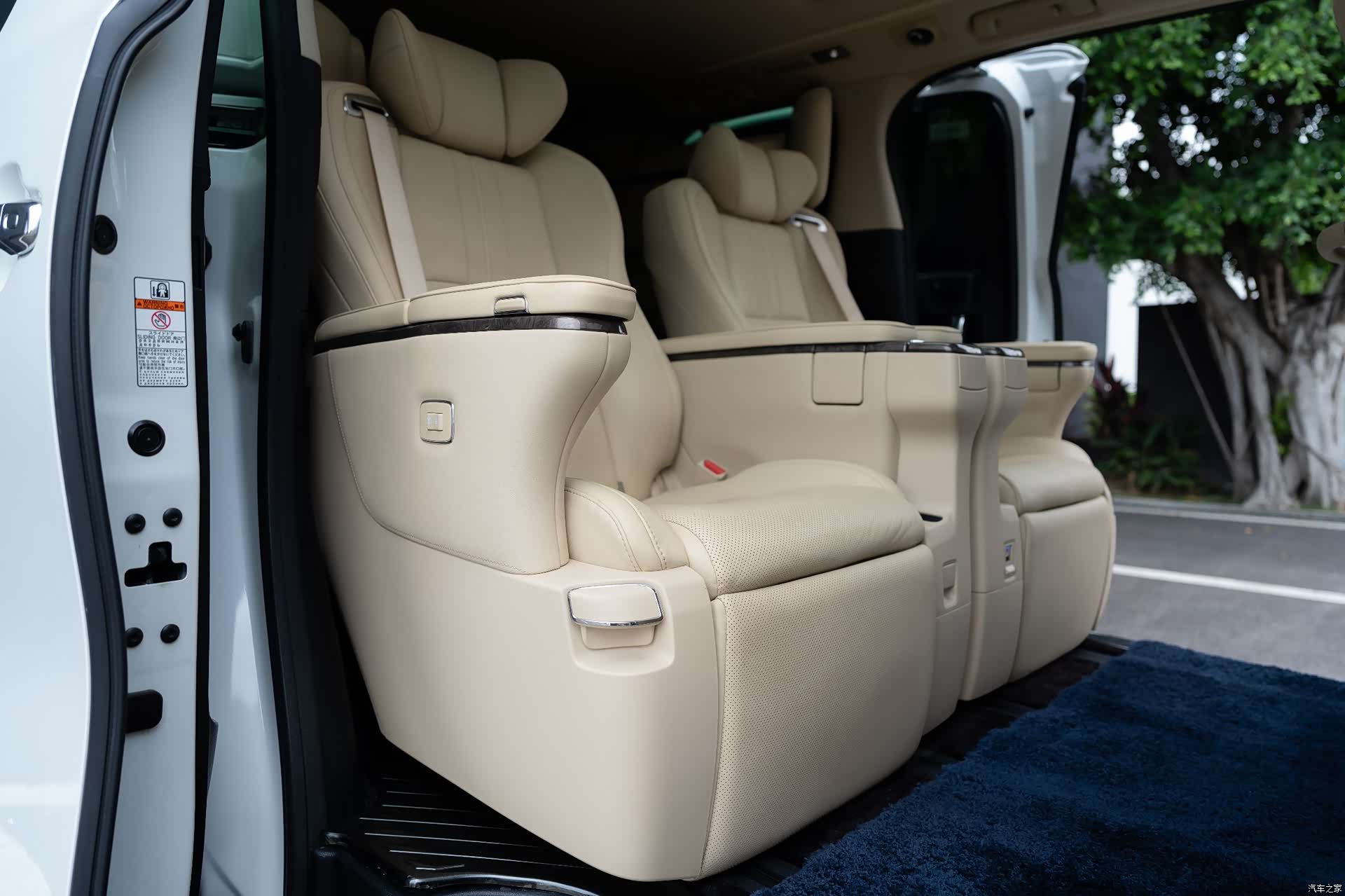 Toyota Vellfire, 2022 11