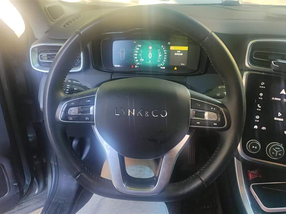Lynk & Co 01