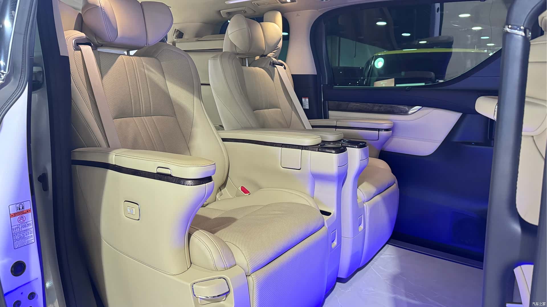 Toyota Alphard, 2022 7