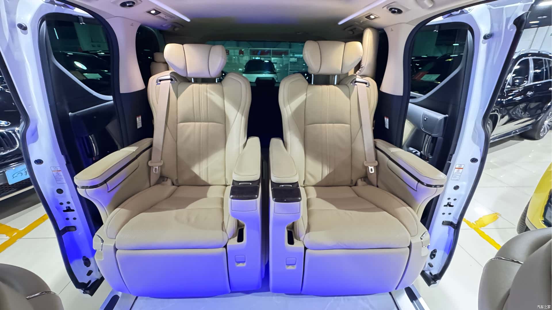 Toyota Alphard, 2022 8