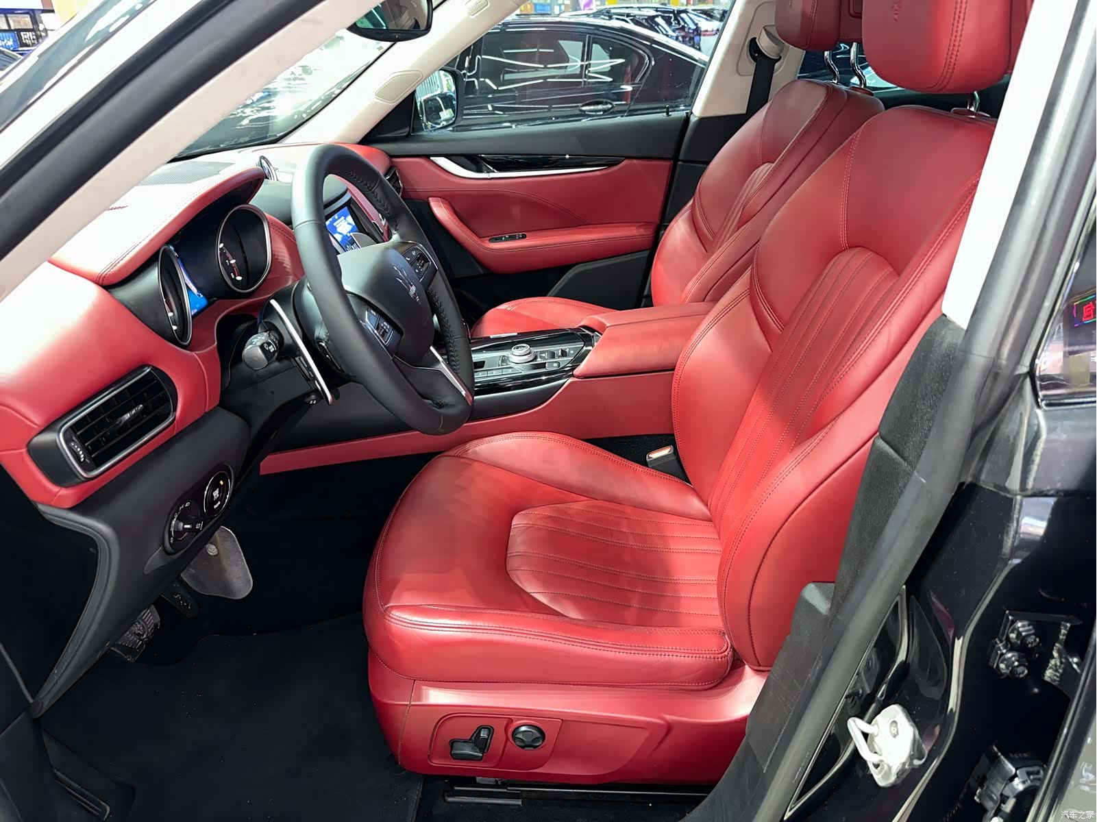 Maserati Levante, 2016 все фото