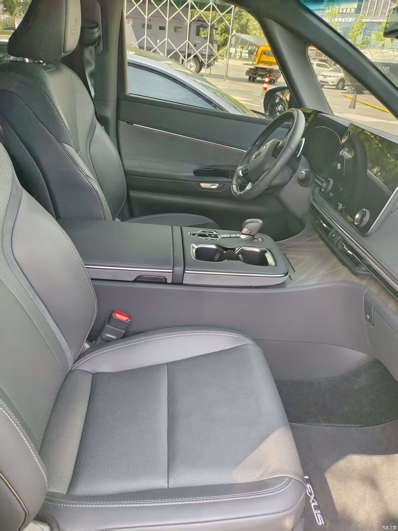 Lexus LM, 2025 9