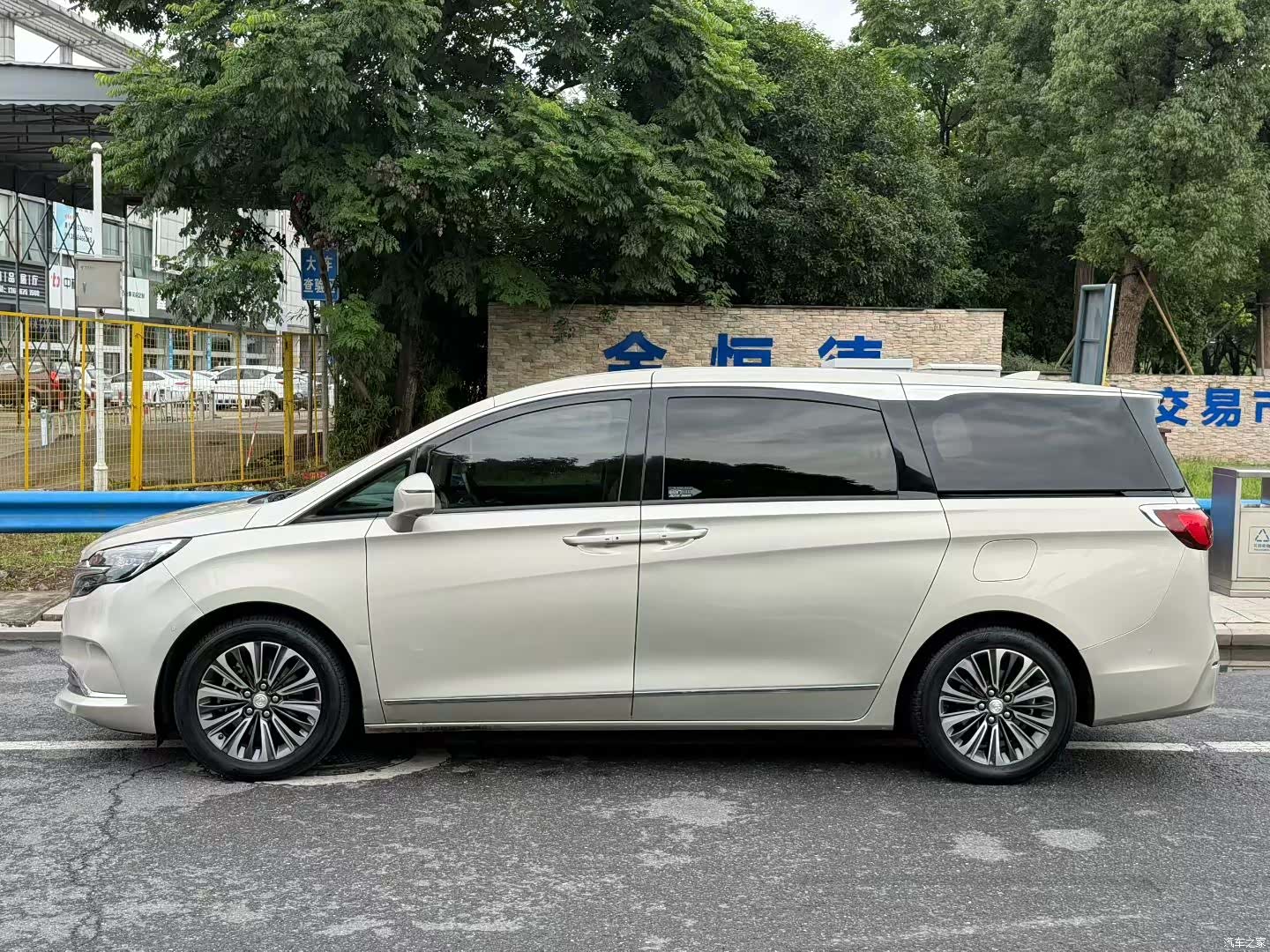 Buick GL8, 2021 3