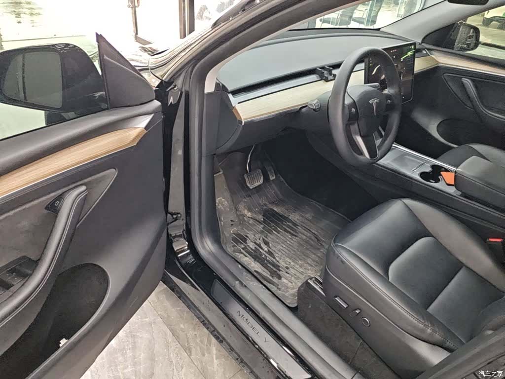 Tesla Model Y, 2023 16