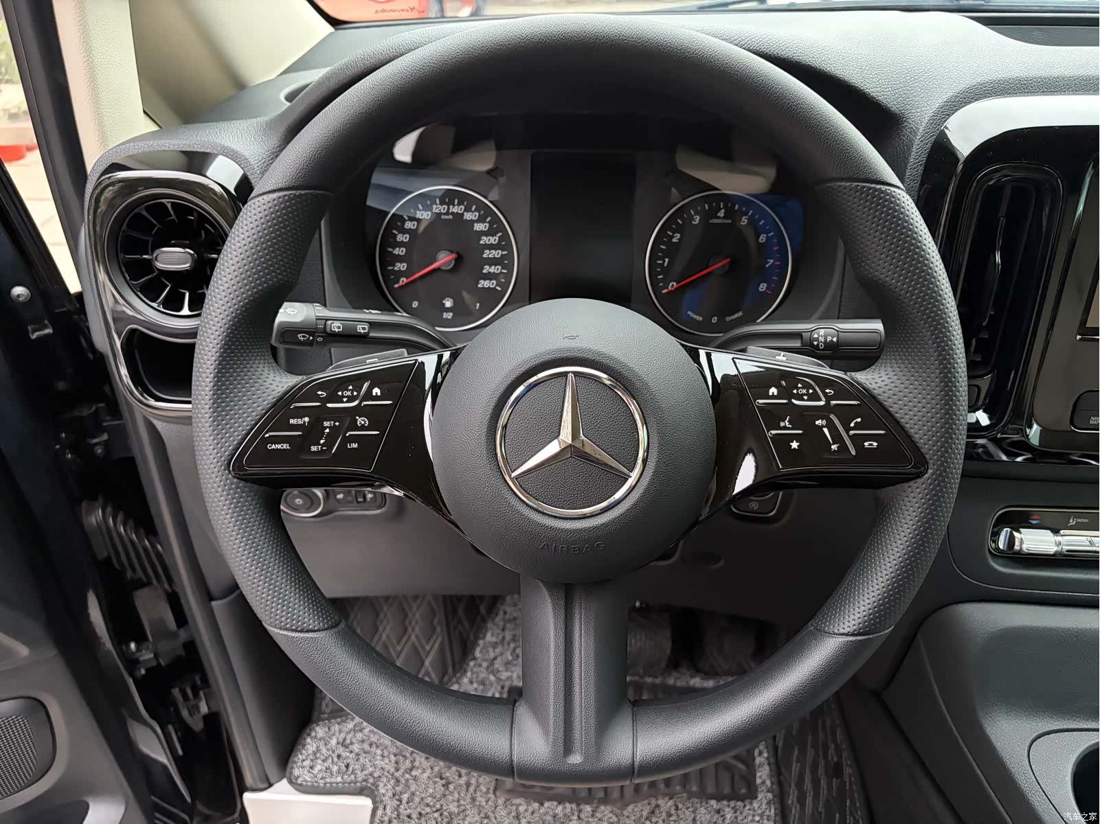 Mercedes-Benz 7, 2025 13