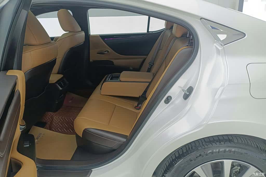 Lexus ES, 2020 11