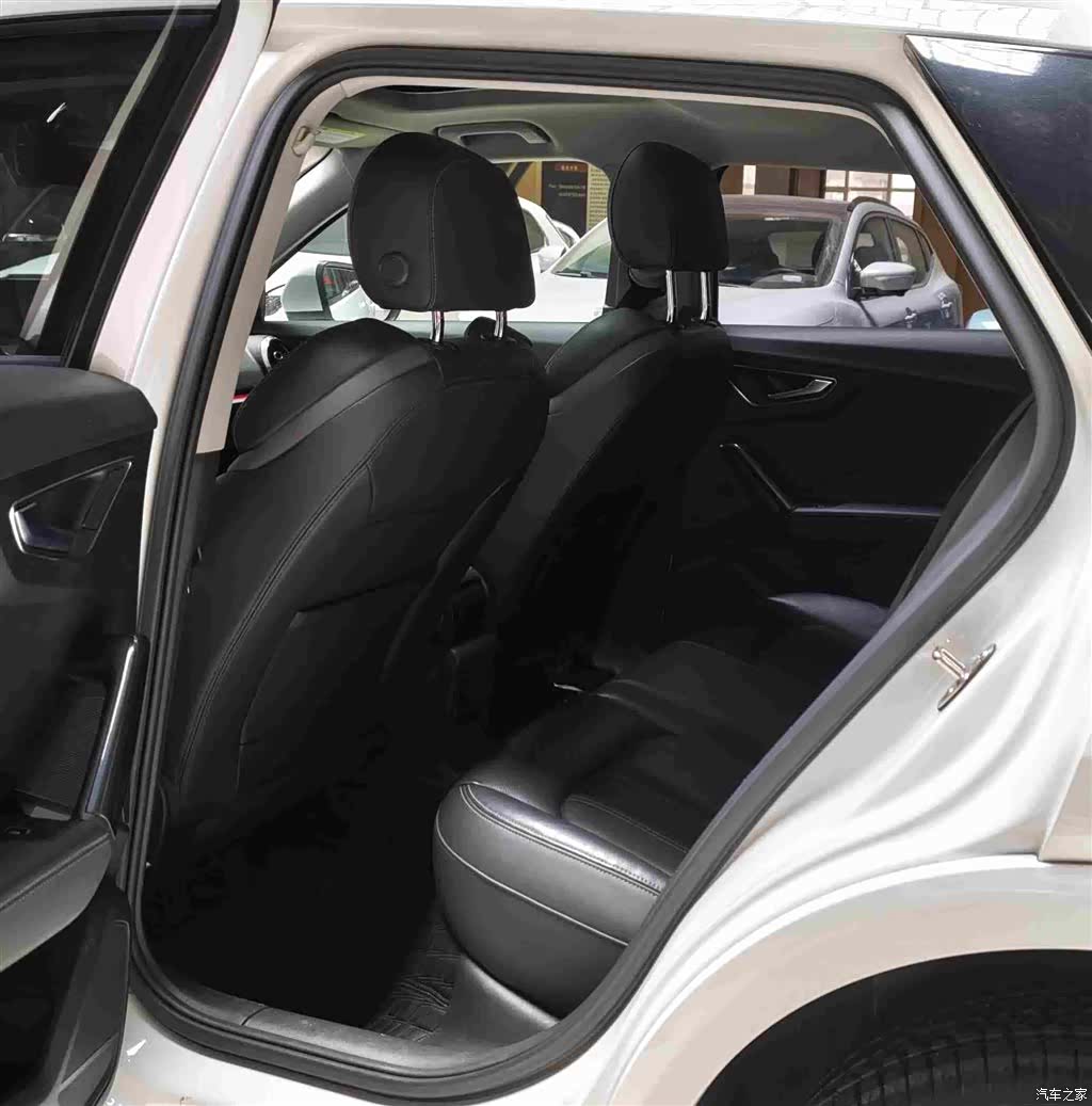 Audi Q2L, 2022 все фото