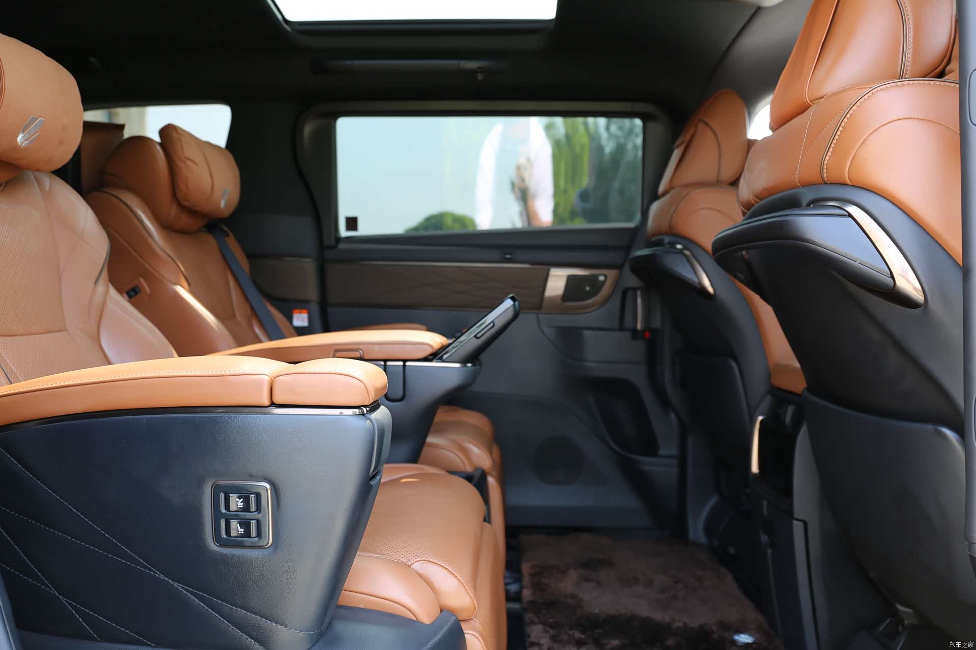 Toyota Alphard, 2025 8