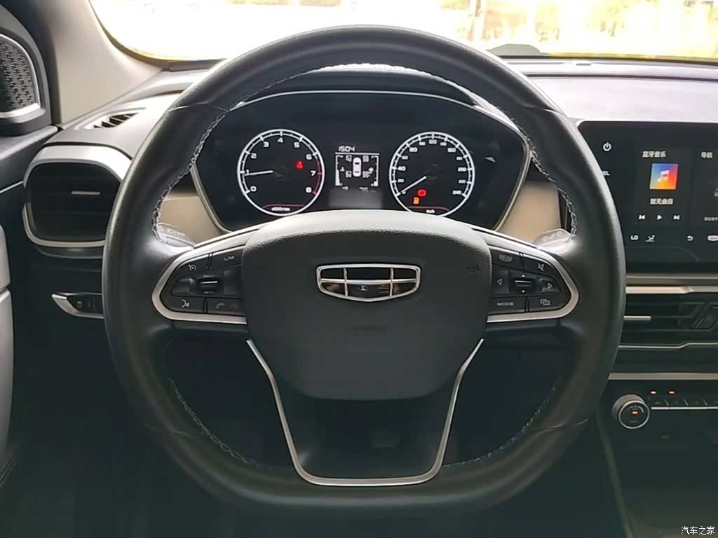 Geely Coolray, 2022 11