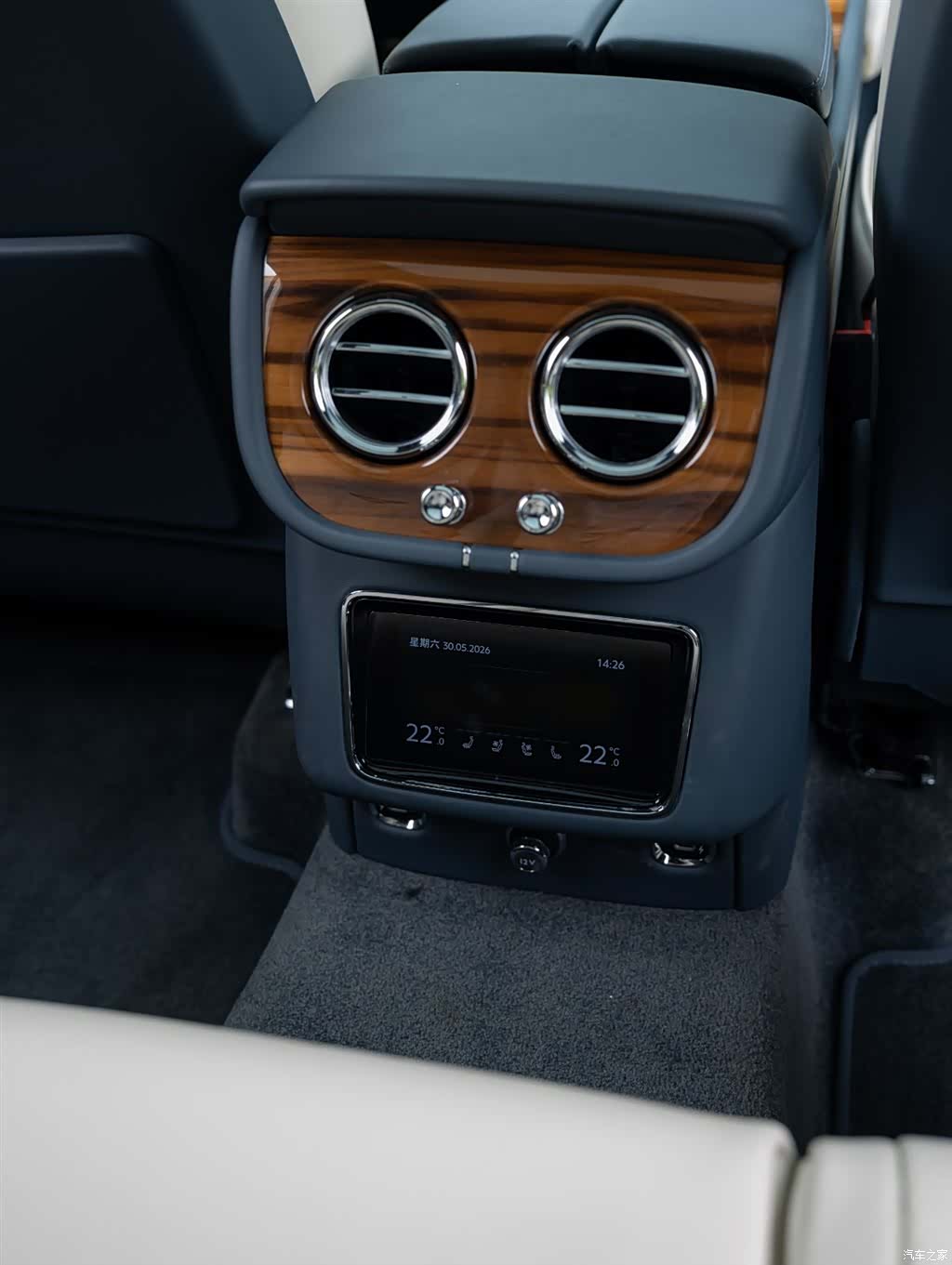 Bentley Bentayga, 2023 22