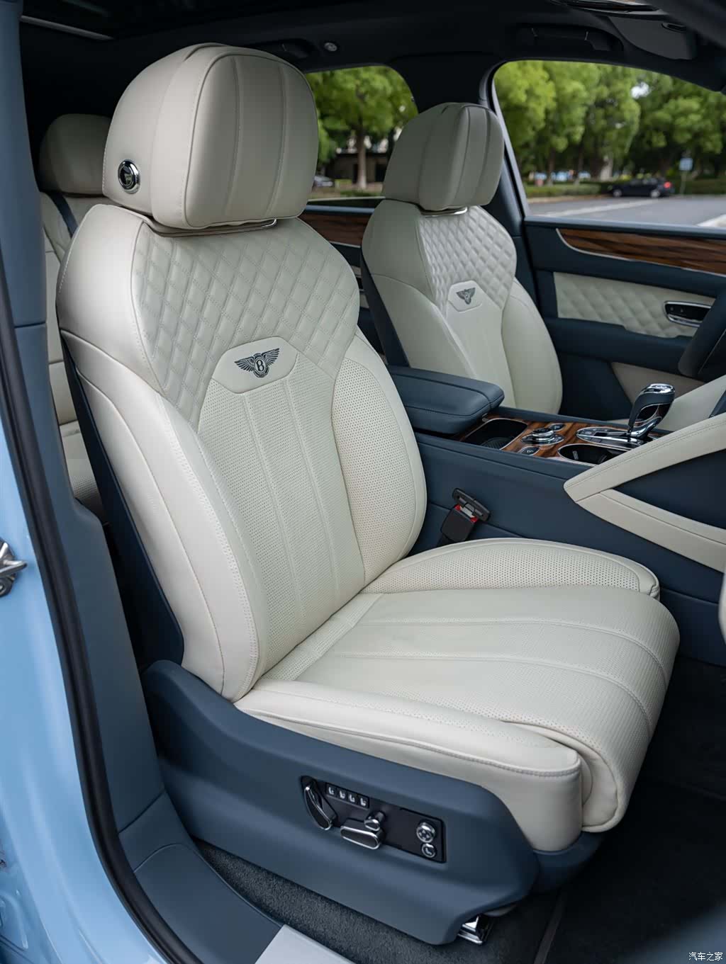Bentley Bentayga, 2023 18