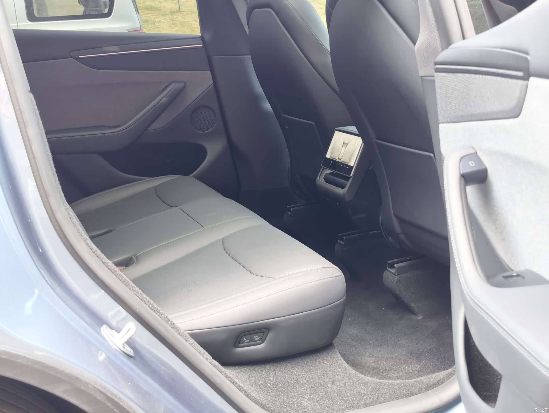 Tesla Model Y, 2026 10