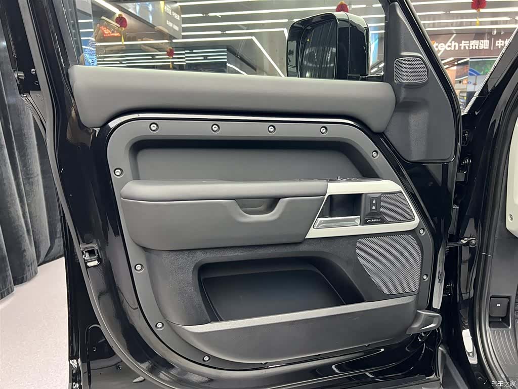 Land Rover Defender, 2024 21
