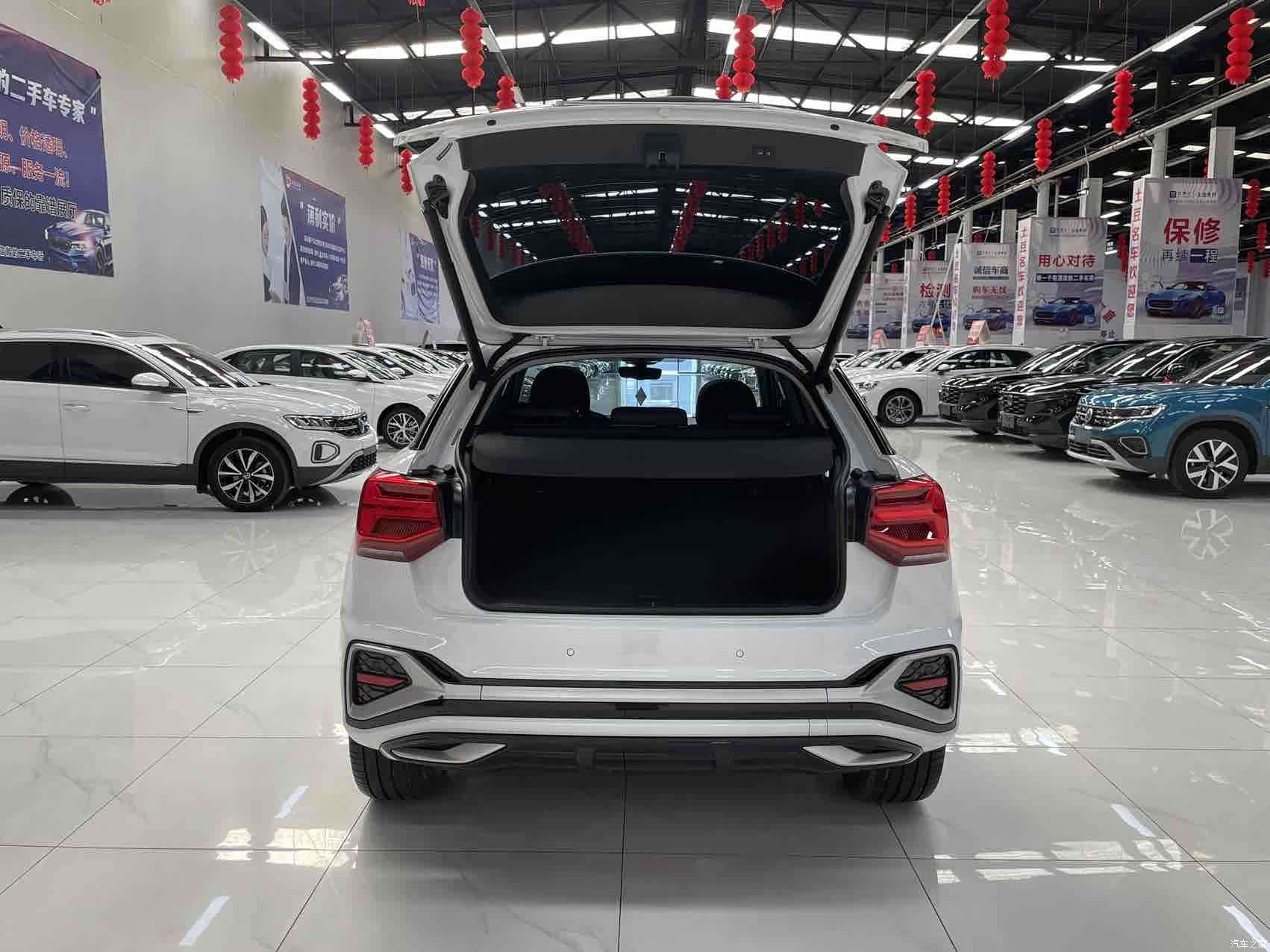 Audi Q2L, 2023 15
