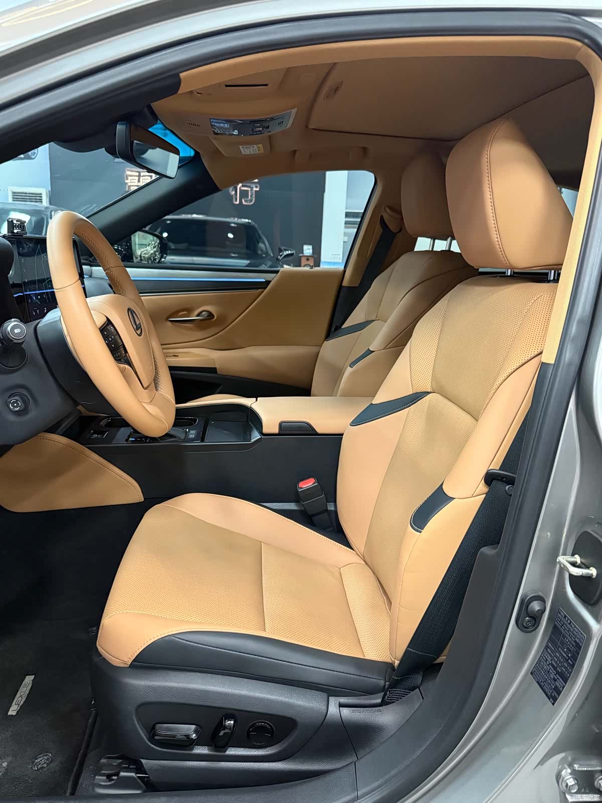 Lexus ES, 2025 4