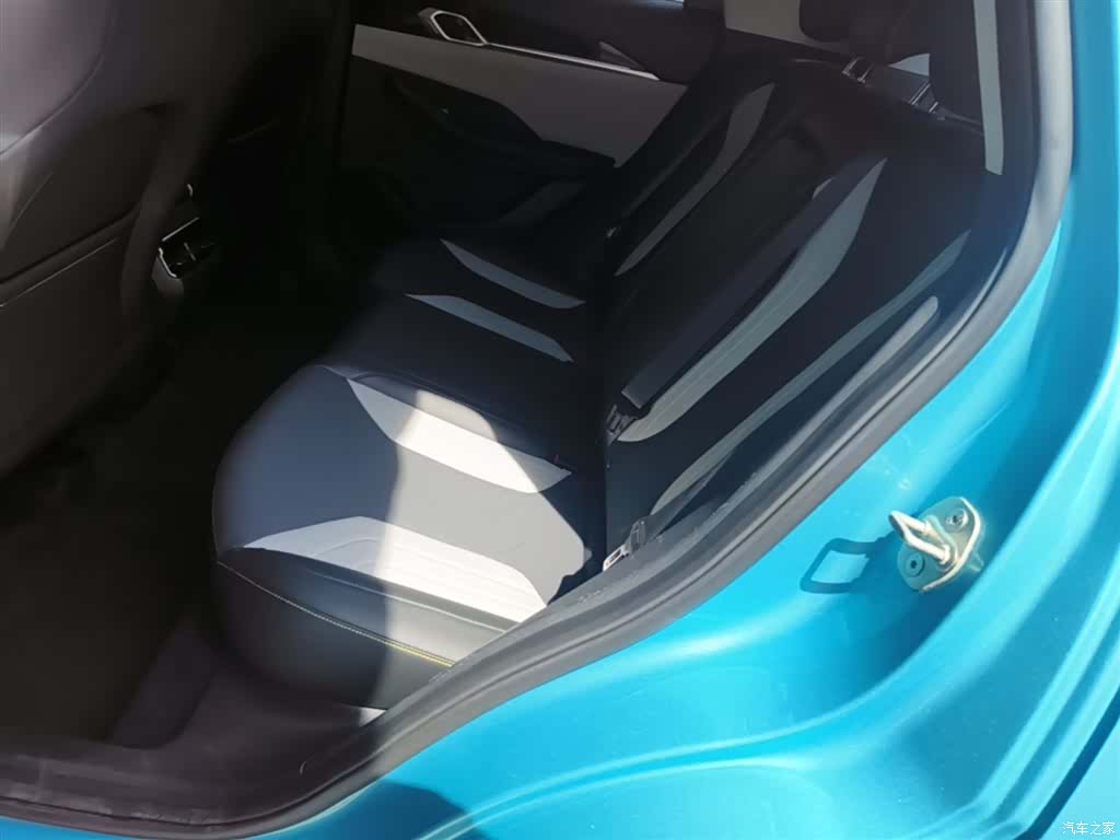 Geely Coolray, 2022 13