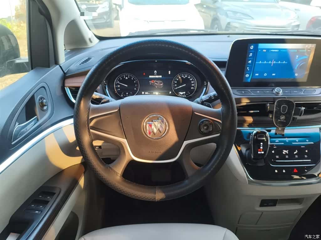 Buick GL8, 2021 3