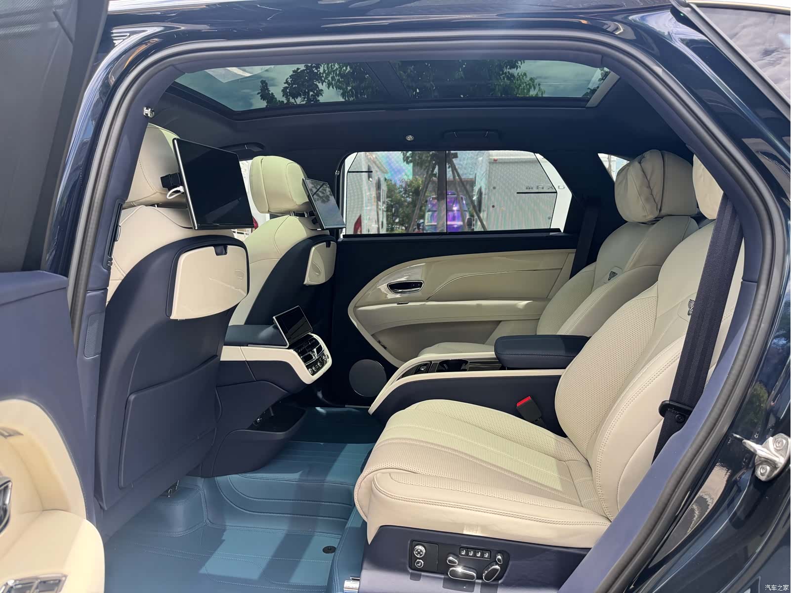 Bentley Bentayga, 2024 8