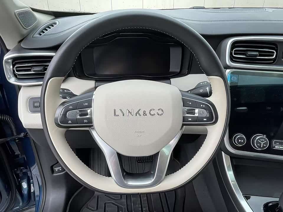 Lynk & Co 01
