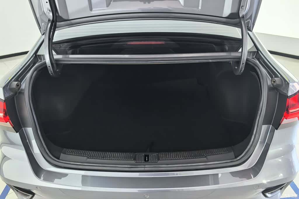Roewe i5, 2022 4