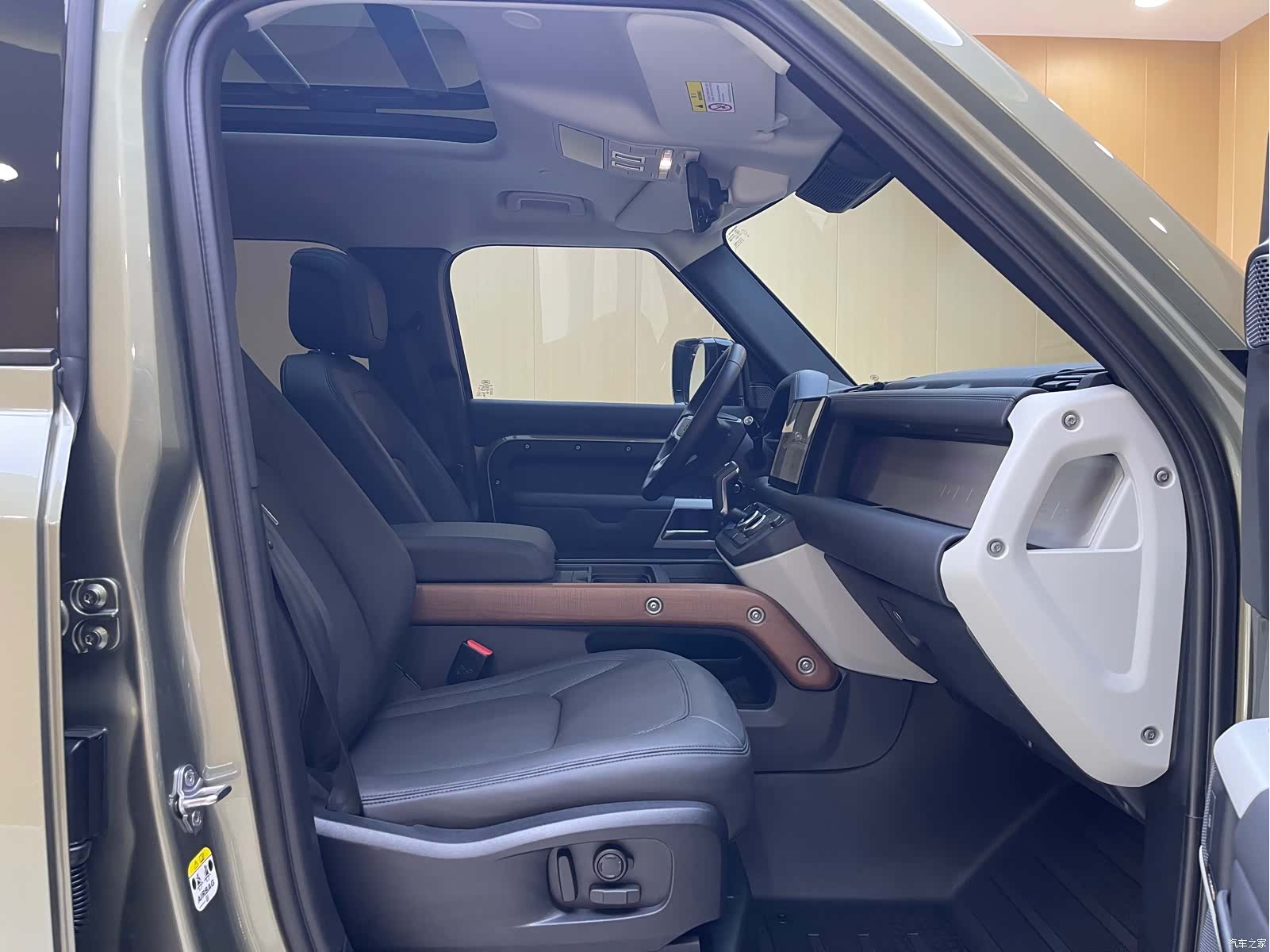 Land Rover Defender, 2023 6