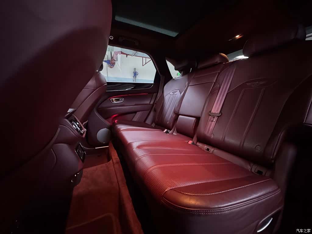 Bentley Bentayga, 2021 23