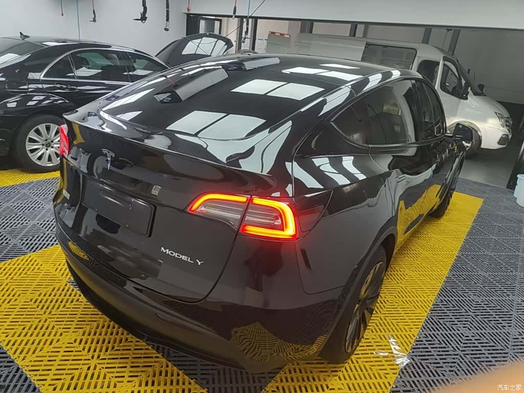 Tesla Model Y, 2024 7