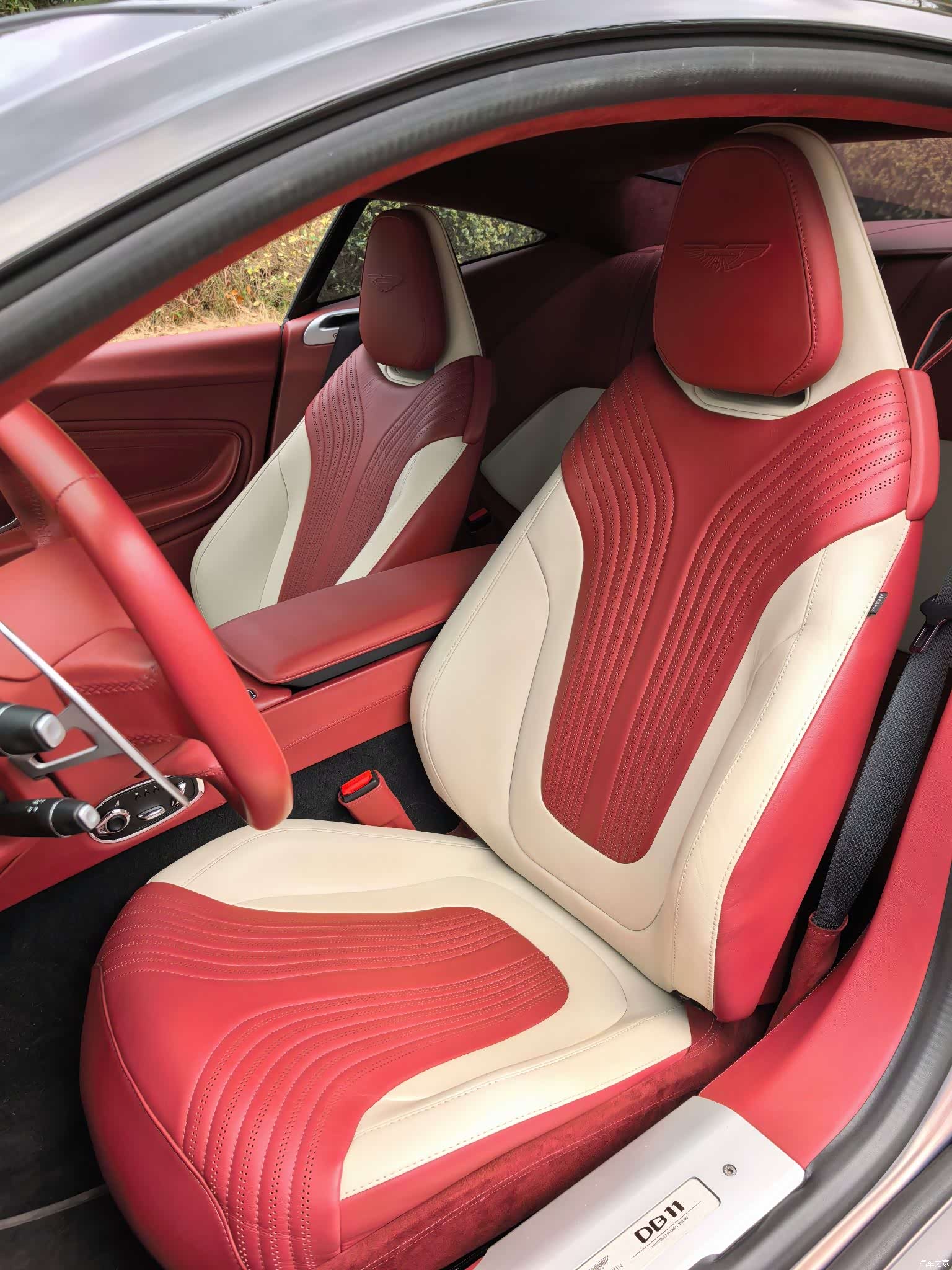 Aston Martin DB11, 2022 12