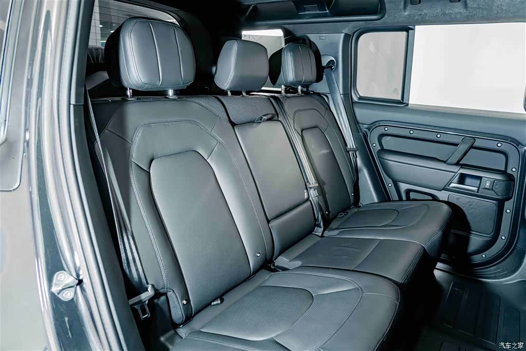 Land Rover Defender, 2025 26