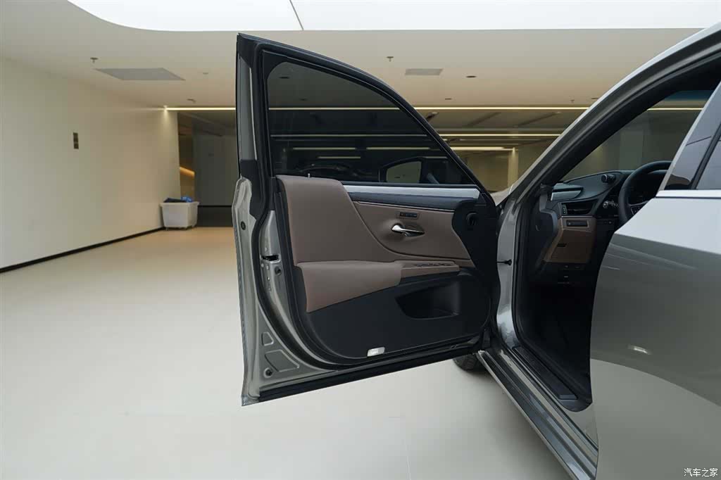 Lexus ES, 2026 17