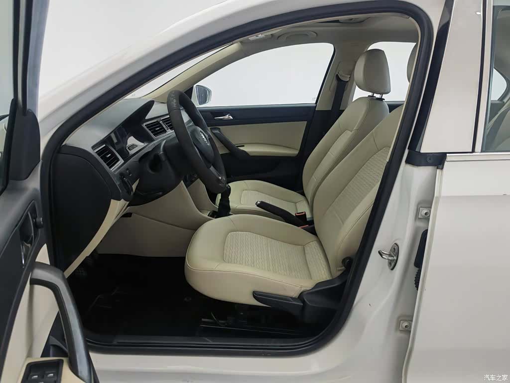 Skoda Rapid, 2015 10