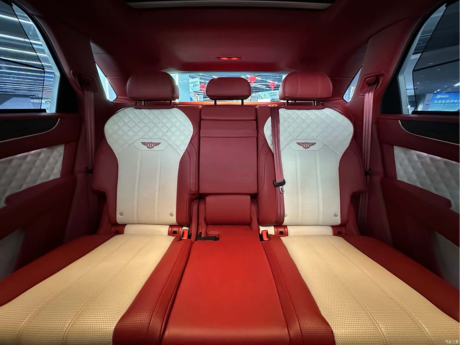 Bentley Bentayga, 2022 11