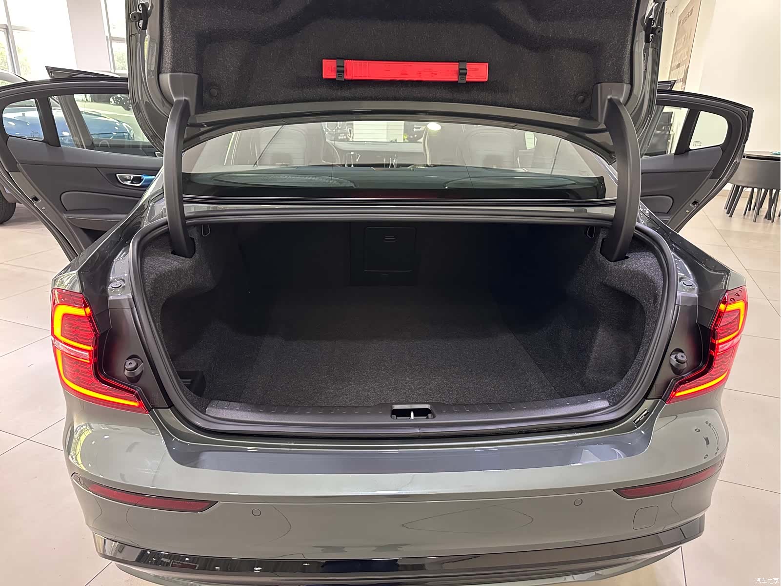 Volvo S60, 1900 18
