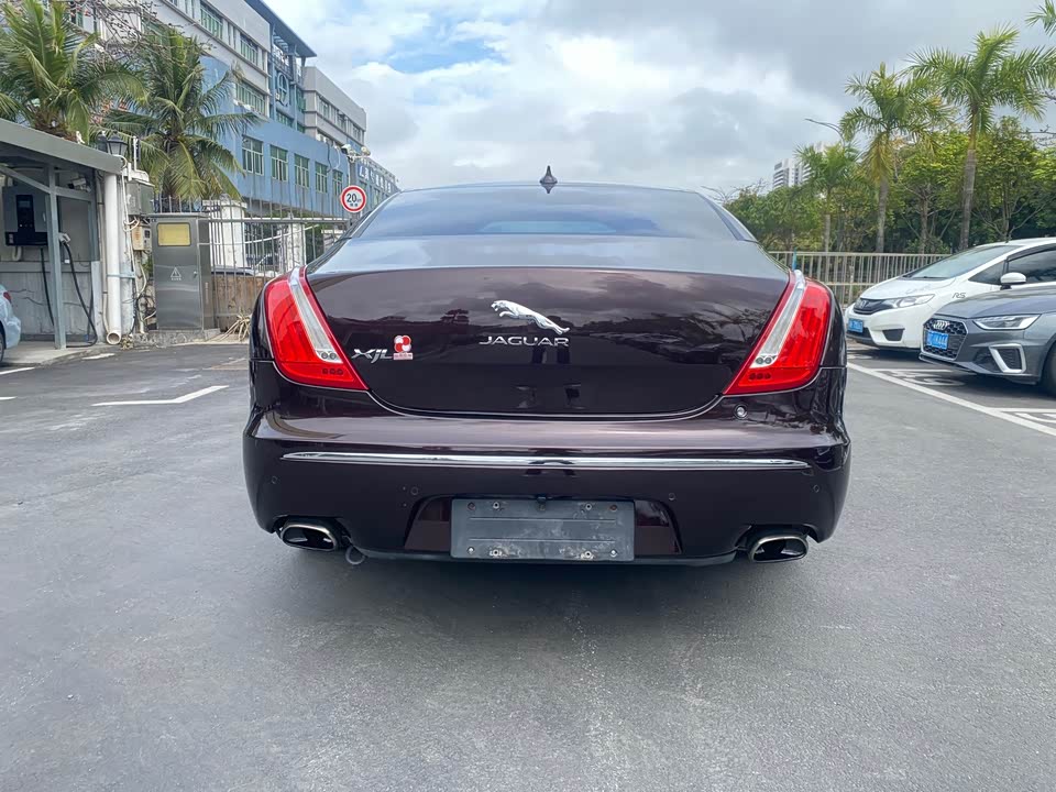 Jaguar XJ