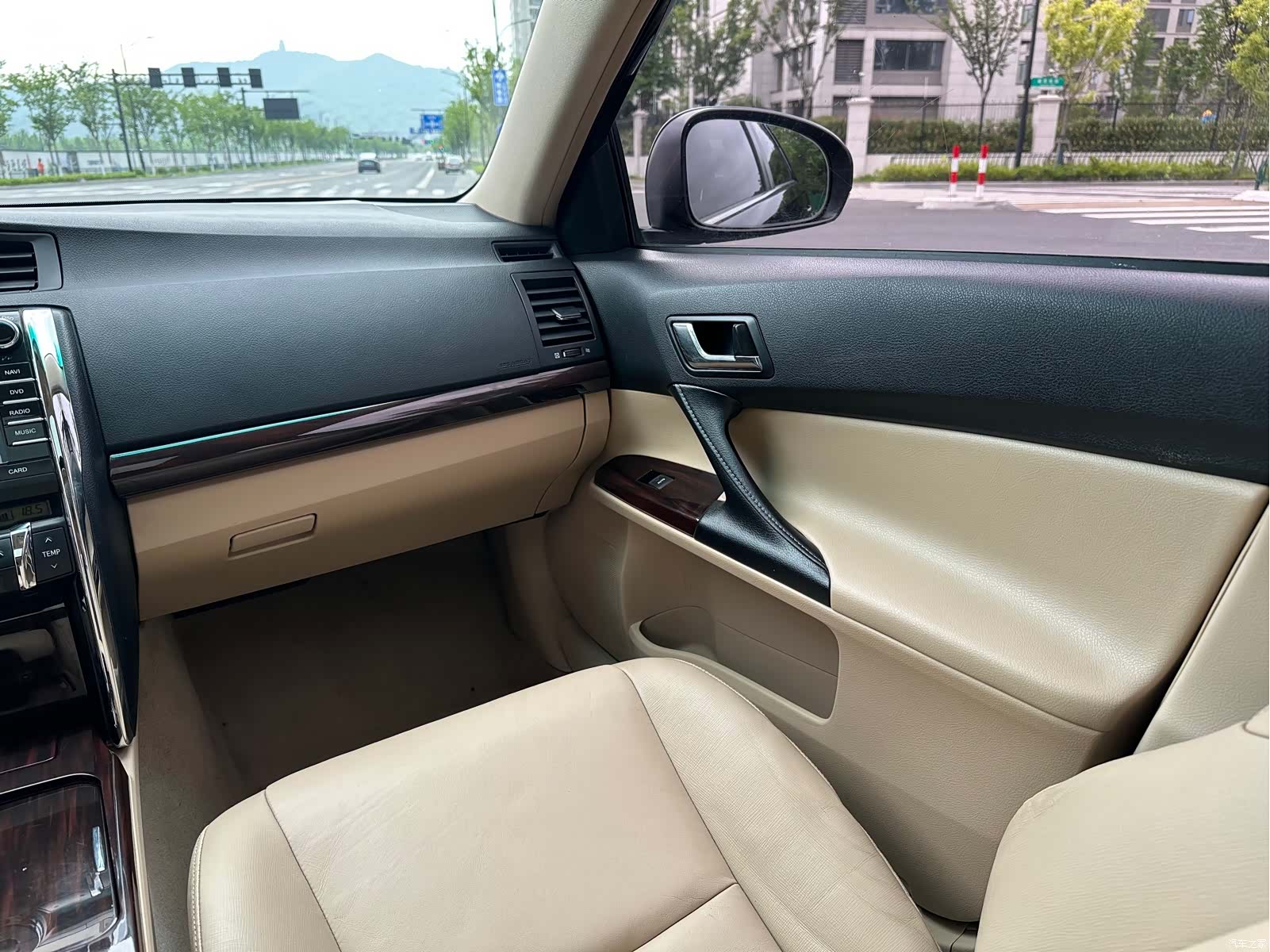 Toyota 2.5V, 2012 15