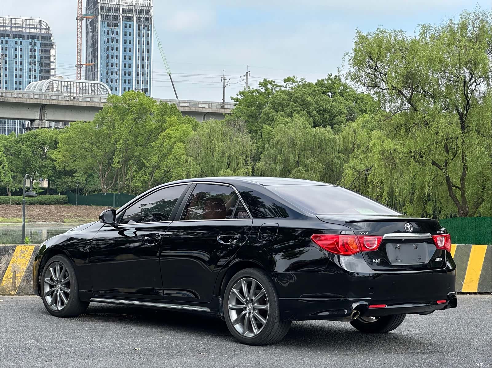 Toyota 2.5V, 2012 19