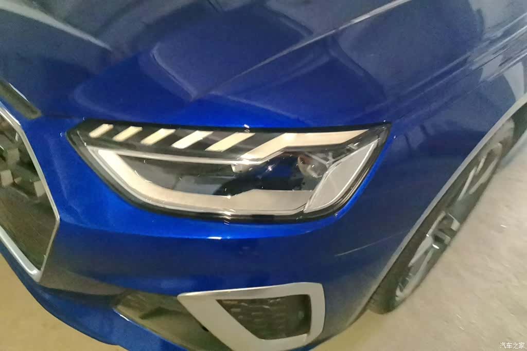 Audi A4L, 2021 все фото