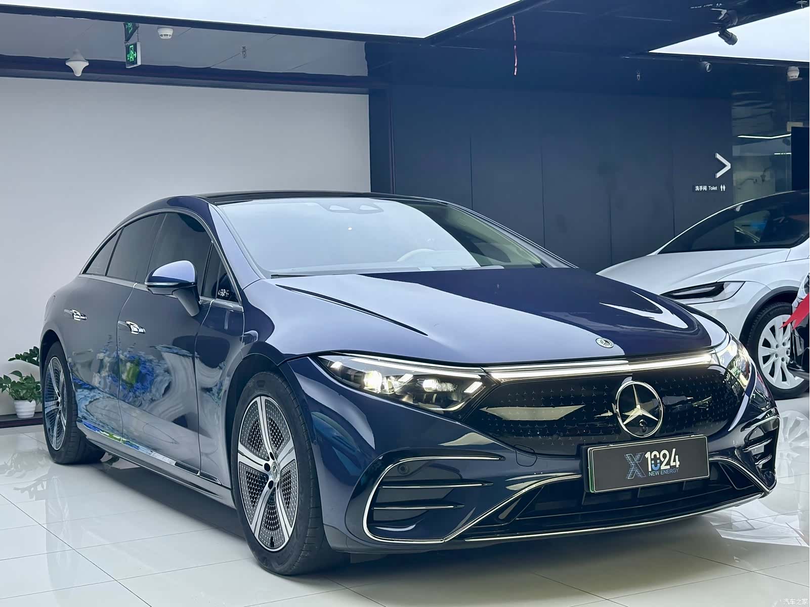 Mercedes-Benz EQS, 2022 3